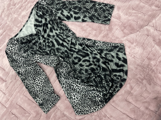 بلوزه صيفيه تمتاز بلونها كجلد الفهد