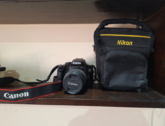 Canon EOS 4000D DSLR Camera + Lens 18-55 – حالة ممتازة