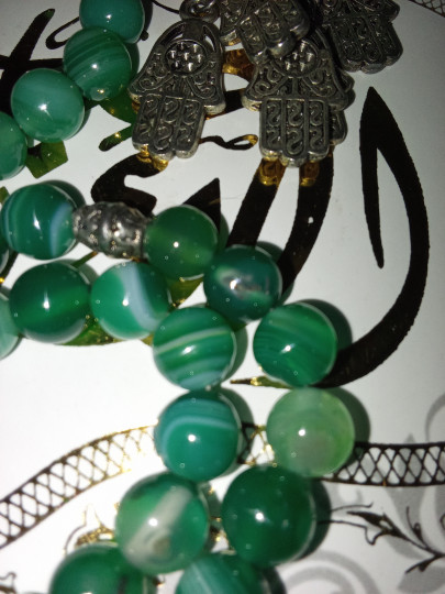 سبحة /  من العقيق الأخضر الطبيعي المخطط، خرز كبير مقاس حوالي 10–12