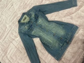 جاكيت جينز ازرق موشح بلون البني انيق