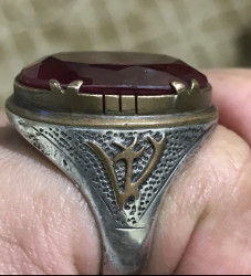 خاتم فضة أنيق يلتقي بأناقة الفص الأحمر الآخَّاذ،.